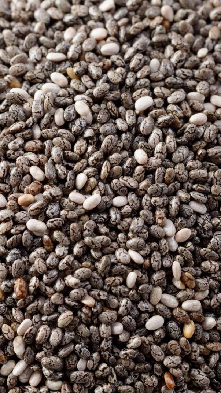 Detail sivých a bielych chia semienok